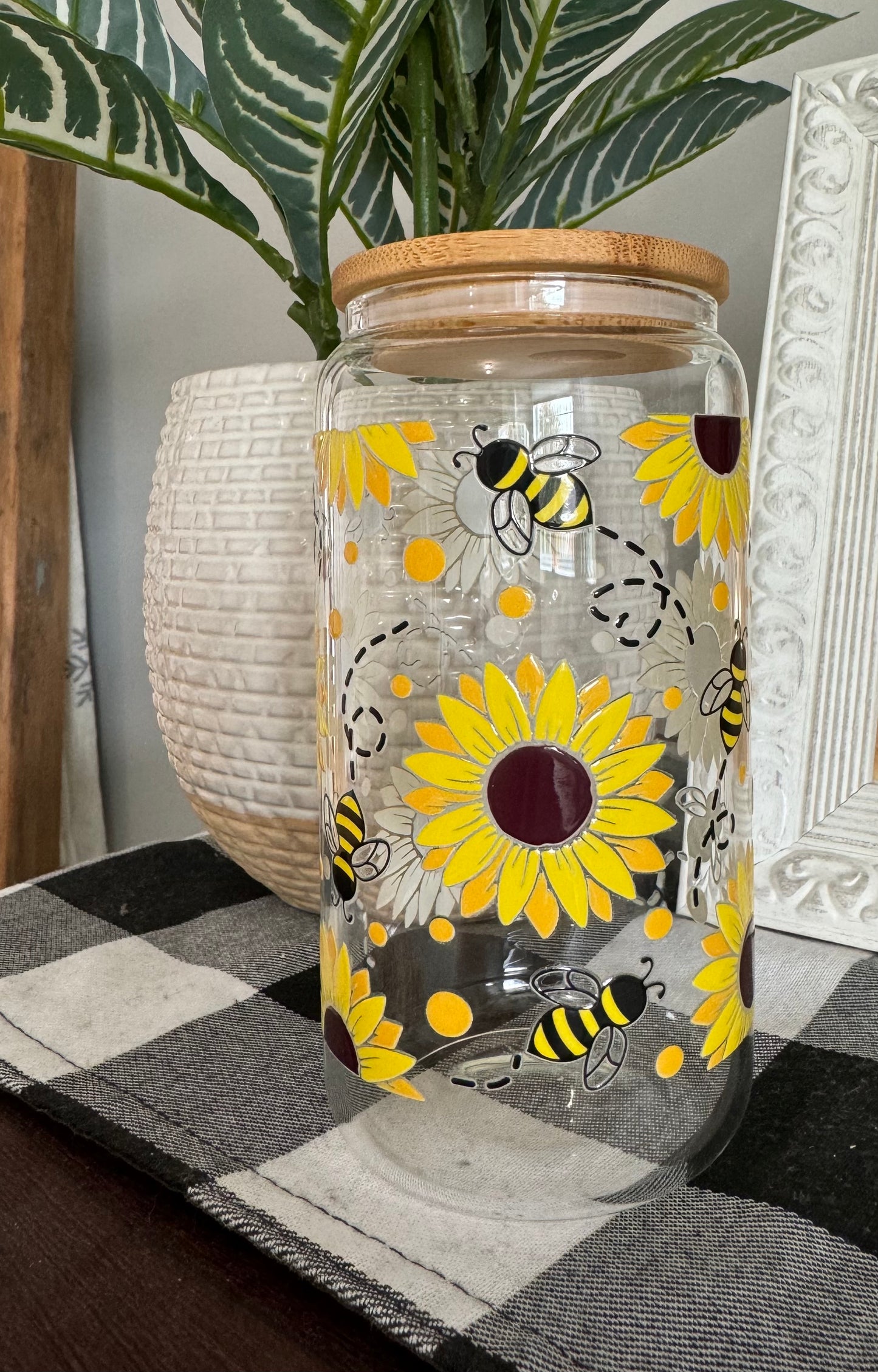 Bumble Bee 16 oz glass cup